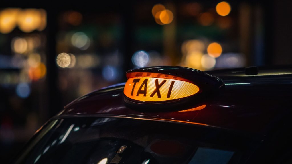 Envie d’un taxi pour vos déplacements à Pau : les avantages